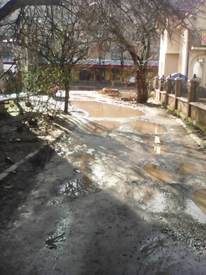 Мукачівців обурив стан автомобільної стоянки біля ЦРЛ – 04