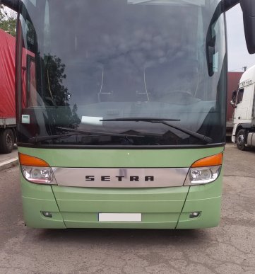 На Закарпатті під час перетину кордону українець знизив вартість автобусу більше, ніж наполовину – 02