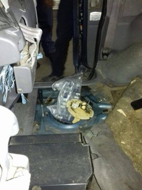 На кордоні з Угорщиною прикордонники затримали мікроавтобус напакований цигарками – 02