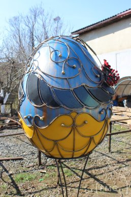 Завтра у центрі Мукачева розмістять дві гігантські ковані писанки – 14