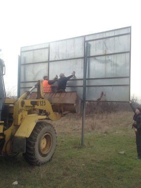 У Мукачеві демонтували незаконно встановлені білборди – 02 У Мукачеві демонтували незаконно встановлені білборди – 02