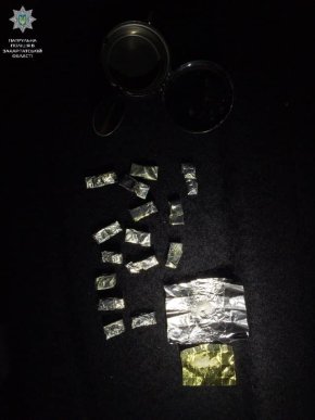 У Мукачеві в двох чоловіків знайшли 40 згортків із наркотиками – 05