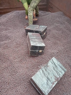 У вагоні з рудою знайшли 2700 пачок сигарет – 02