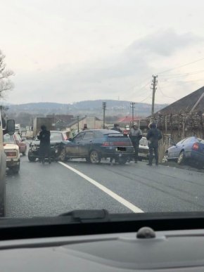 Неподалік Мукачева сталась потрійна аварія. Рух ускладнено – 02