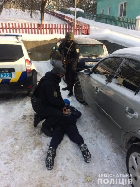 Тячівські правоохоронці виявили у фігуранта кримінального провадження кастет і балаклаву – 01