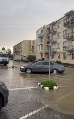 Стихія в Ужгороді: потужна злива перетворила дороги на водні потоки – 01