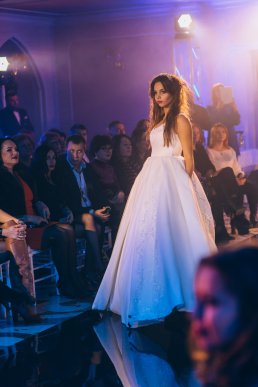 Мода заради життя: на Закарпатті відбувся ІІІ-й благодійний показ мод дизайнерки Роксолани Новак – 34