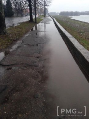 Окремі вулиці, тротуари та частина набережної Мукачева – у воді. Люди не приховують обурення – 08 Окремі вулиці, тротуари та частина набережної Мукачева – у воді. Люди не приховують обурення – 08