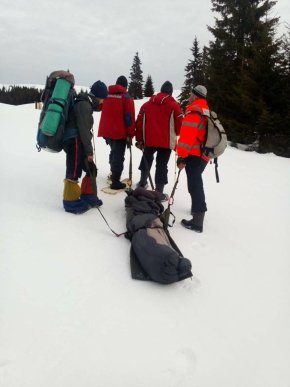 На Закарпатті жінка зірвалася з обледенілого схилу та скотилася у 300-метрову прірву – 01