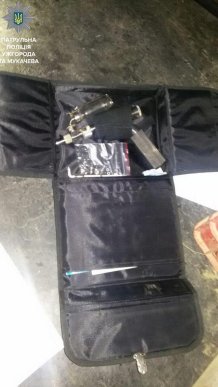 Патрульні зупинили мікроавтобус, водій якого може бути причетний до крадіжки медикаментів – 06