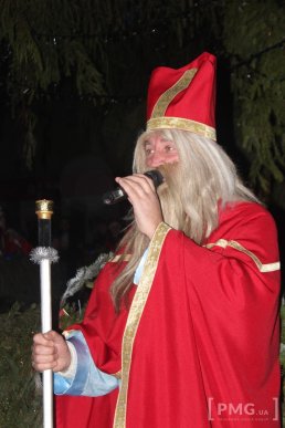 У Мукачеві засяяла головна новорічна ялинка міста – 12