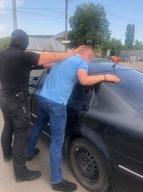 На Закарпатті затримано слідчого, що вимагав хабар у розмірі 200 доларів США – 02