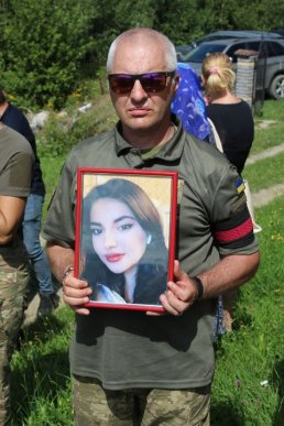 В області попрощалися із молодою захисницею, яка загинула на війні – 05