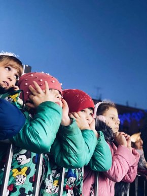 В центрі Мукачева дітлахи отримали солодкі подарунки – 09