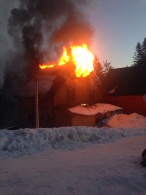 На Драгобраті горить готель "Жандарм" – 06