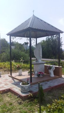 Закарпатці обурені тим, що вандали зробили зі статуєю Пресвятої Богородиці – 01