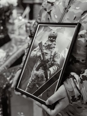 У Мукачеві сьогодні попрощалися із полеглим військовим – 03