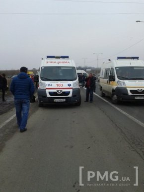 Неподалік Ужгорода жахлива ДТП: мікроавтобус із пасажирами з’їхав у кювет і перекинувся – 08