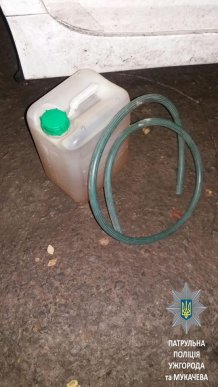 Група осіб грабувала в Ужгороді автомобілі та зливала з бензобаків паливо – 04