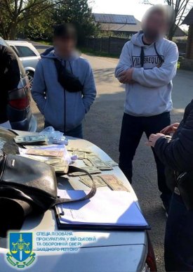 На Закарпатті біля відомого комплексу затримали зловмисника. Його взяли під варту – 02