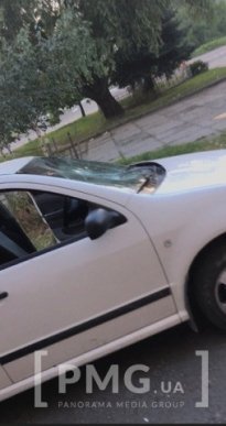 Результати конфлікту у Мукачеві: потрощена автівка та кров  – 02