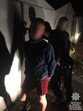 У Мукачеві поліцейські на гарячому спіймали грабіжників  – 02