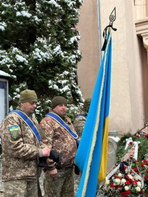 У Мукачеві провели в останню путь Артура Пашкуляка, який загинув на війні – 02