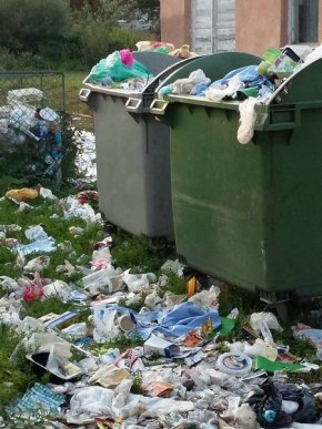 Подвір’я однієї з лікарень області потопає у смітті – 01