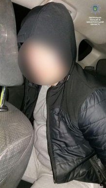 Патрульні затримали "на гарячому" чоловіка, який проник у магазин – 02