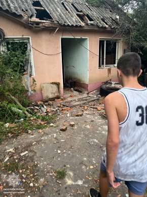 В Ужгороді група хлопців пошкодила майно будівлі – 01 В Ужгороді група хлопців пошкодила майно будівлі – 01