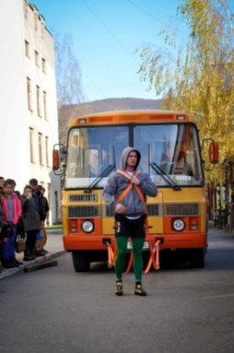 У Виноградові стронгмени встановили рекорд Закарпаття: протягнули заповнений людьми автобус – 04
