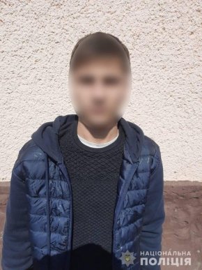 Просили гроші та їжу: троє чоловіків обікрали будинок закарпатки – 02