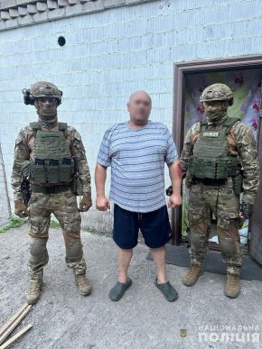 Поліцейські показали затримання наркоторговця на Закарпатті – 03