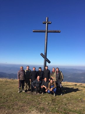 На Полонині Руна замість зрубленого вандалами встановили новий залізний хрест – 02
