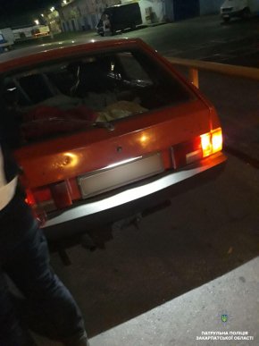 Вночі п’яний чоловік хотів "домовитися" із патрульними у Мукачеві – 02