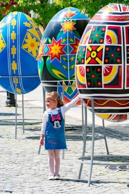 У центральній частині Ужгорода встановили великі писанки – 05
