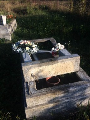 У селі на Перечинщині невідомі пошкодили 13 надгробних плит і дев’ять хрестів – 05 У селі на Перечинщині невідомі пошкодили 13 надгробних плит і дев’ять хрестів – 05