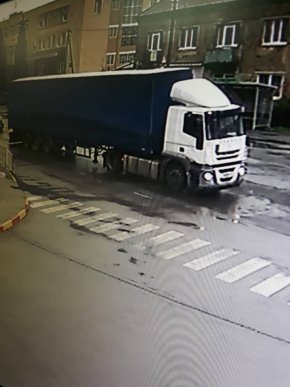 У Мукачеві водій вантажівки пошкодив обмежувач руху – 03