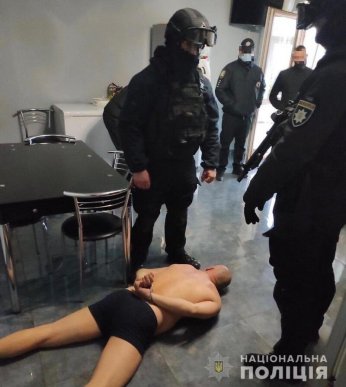 Масштабні обшуки у Мукачеві та районі: опубліковано відео та фото затримання небезпечної банди – 01