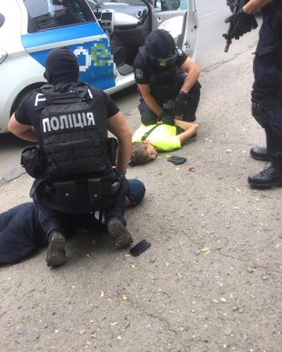 Спецоперація в Ужгороді: відомо, кого затримали – 03