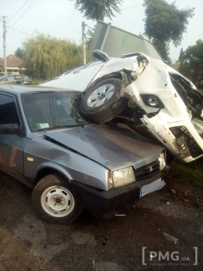 Вранці у Ракошині сталася аварія: позашляховик вилетів на легковик – 01