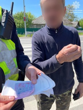 На об’їзній Ужгорода патрульним пропонували хабар – 01