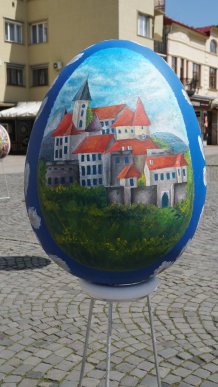 Центр Мукачева прикрасили великими великодніми писанками – 05