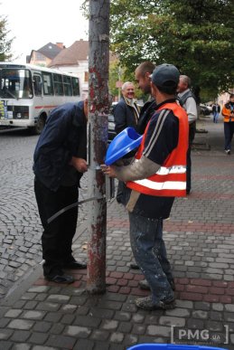 Сміттєві баки європейського зразка встановлюють у Мукачеві – 04