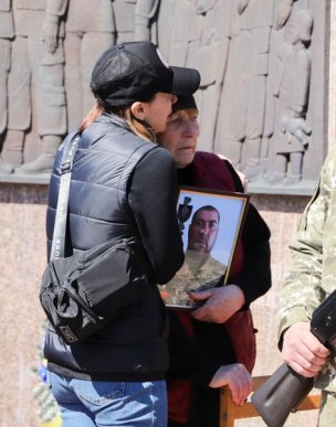 Отримав множинні осколкові поранення від вибуху: в Ужгороді поховали військового – 05