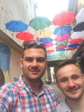 У центрі Ужгорода створюють кольорову алею парасольок – 03