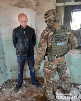 Бійці КОРДу затримали закарпатця, який переховував цілий арсенал засобів ураження – 04