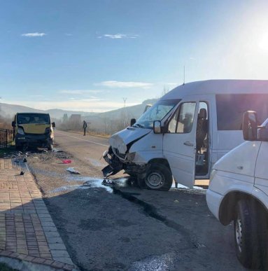 Водій зіткнувся з припаркованим автомобілем: є постраждалі – 01