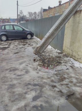 В Ужгороді на парковці одного із супермаркетів завалився електричний стовп – 02