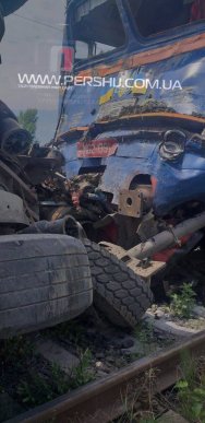 Пасажирський потяг зіткнувся з вантажівкою: опубліковано фото з місця ДТП – 05